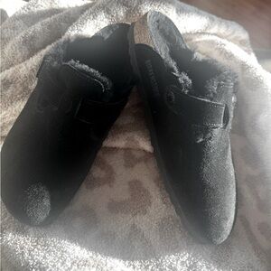 Sherpa lined black Birkenstock clogs